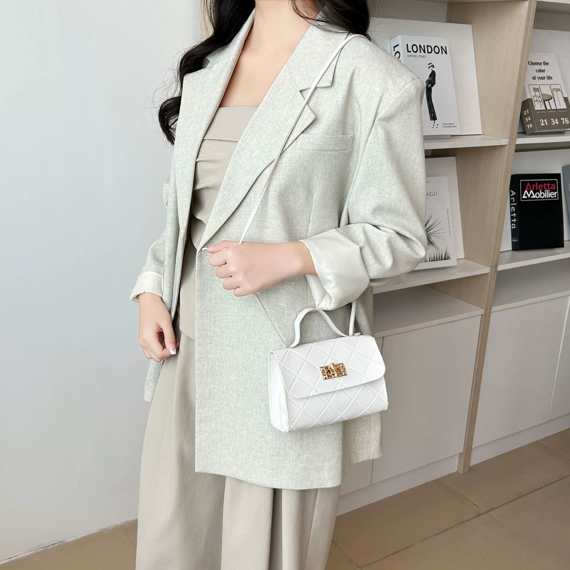 Компактные оптовые сумки в корейском стиле, доступные роскошные маленькие квадратные сумки из нишевого материала с тиснением, сумки через плечо, женские модные универсальные сумки из искусственной кожи.