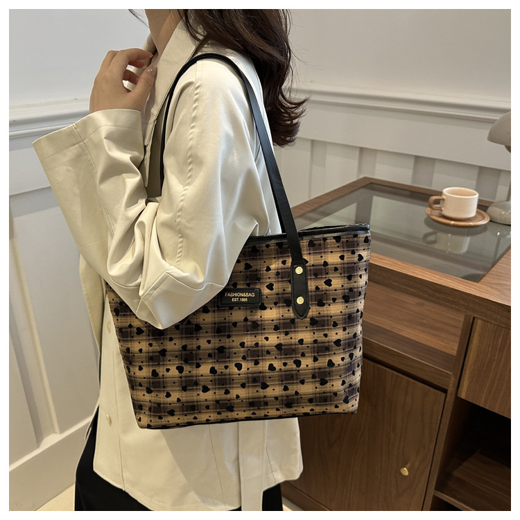 Fashionable large-capacity tote bag for women, new autumn 2024 collection, casual retro single-shoulder bag, commuter handbag, cross-border bag undefined