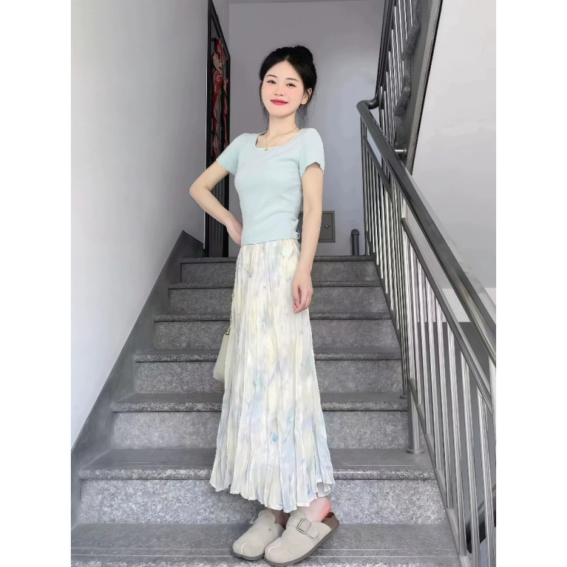 Летняя одежда сочетается с полным комплектом трикотажных топов и юбок с короткими рукавами в миниатюрном, нежном и зрелом стиле, состоящих из двух частей.