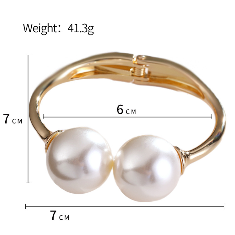 Elegant Symmetrical Pearl Bracelet