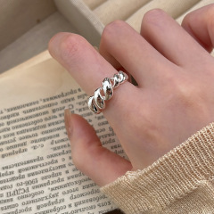A cowhorn bag ring for women with a minimalist, niche design sense, finger ring with an Instagram cool style, metal braided open finger ring