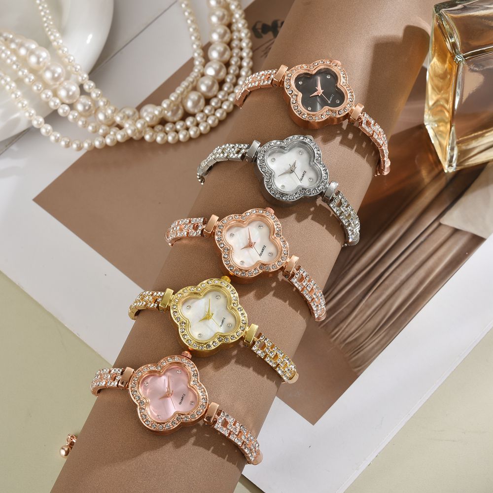 Reloj de pulsera de trébol de cuatro hojas para mujer con incrustaciones de diamantes, lujo ligero, nicho, temperamento de moda de alta gama, exquisito nuevo estilo, pulsera para mujer, reloj para mujer