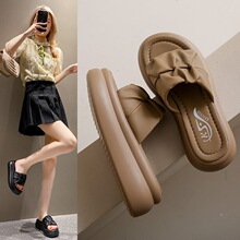 ��כ���ЬŮ�ļ��⴩2025�¿�r�и߼���ɳ����Ь�ЋD����һ����