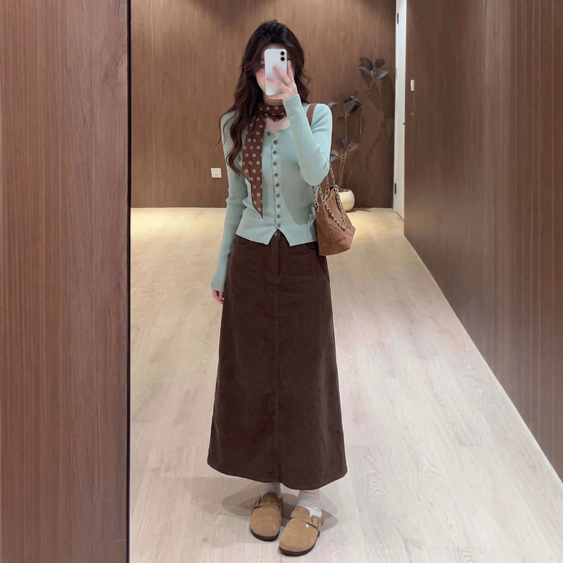 Plus-size French retro green long-sleeve knit top for women, new autumn high-waisted coffee-colored half-skirt two-piece set Plus-size French retro green long-sleeve knit top for women, new autumn high-waisted coffee-colored half-skirt two-piece set