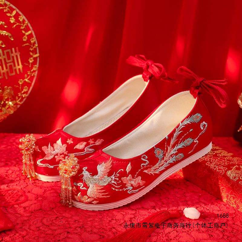 New style Xiuhe wedding shoes with tassels, ancient-style embroidered shoes, traditional Hanfu wedding shoes for women, red bridal shoes for Chinese weddings New style Xiuhe wedding shoes with tassels, ancient-style embroidered shoes, traditional Hanfu wedding shoes for women, red bridal shoes for Chinese weddings