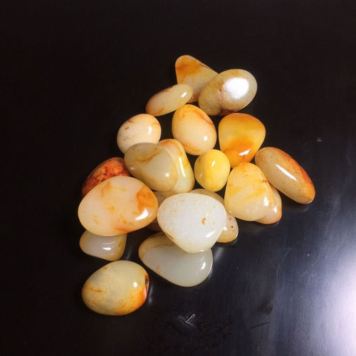 Xinjiang Hotan jade seed material, raw and non-practitioner material, is beautiful and randomly distributed.