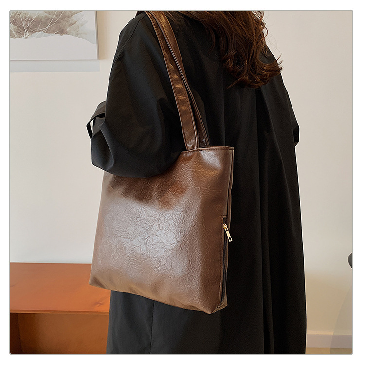 Retro large-capacity tote bag for women, 2024 new style fashionable portable commuting bag for going out, single-shoulder bag for students' classes undefined