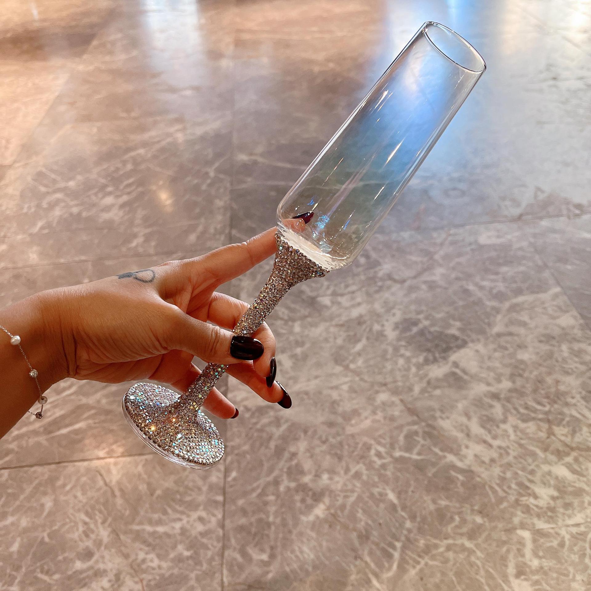 가벼운 럭셔리 다이아몬드 박힌 레드 와인 잔 와인 잔 홈 라이트 럭셔리 다채로운 잔 창조적 인 아름다움 가치 선물 샴페인 잔