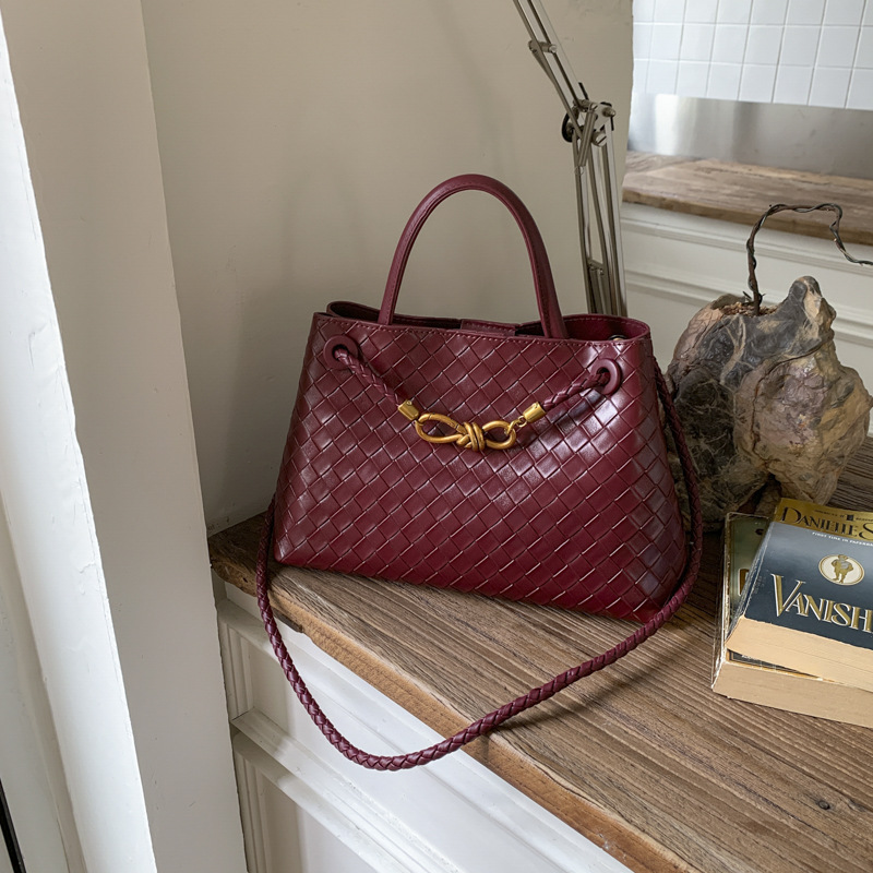 2025 New Fashion Casual Woven Handbag Women's Casual Bucket Bag Texture Shoulder Bag Popular Crossbody Bag