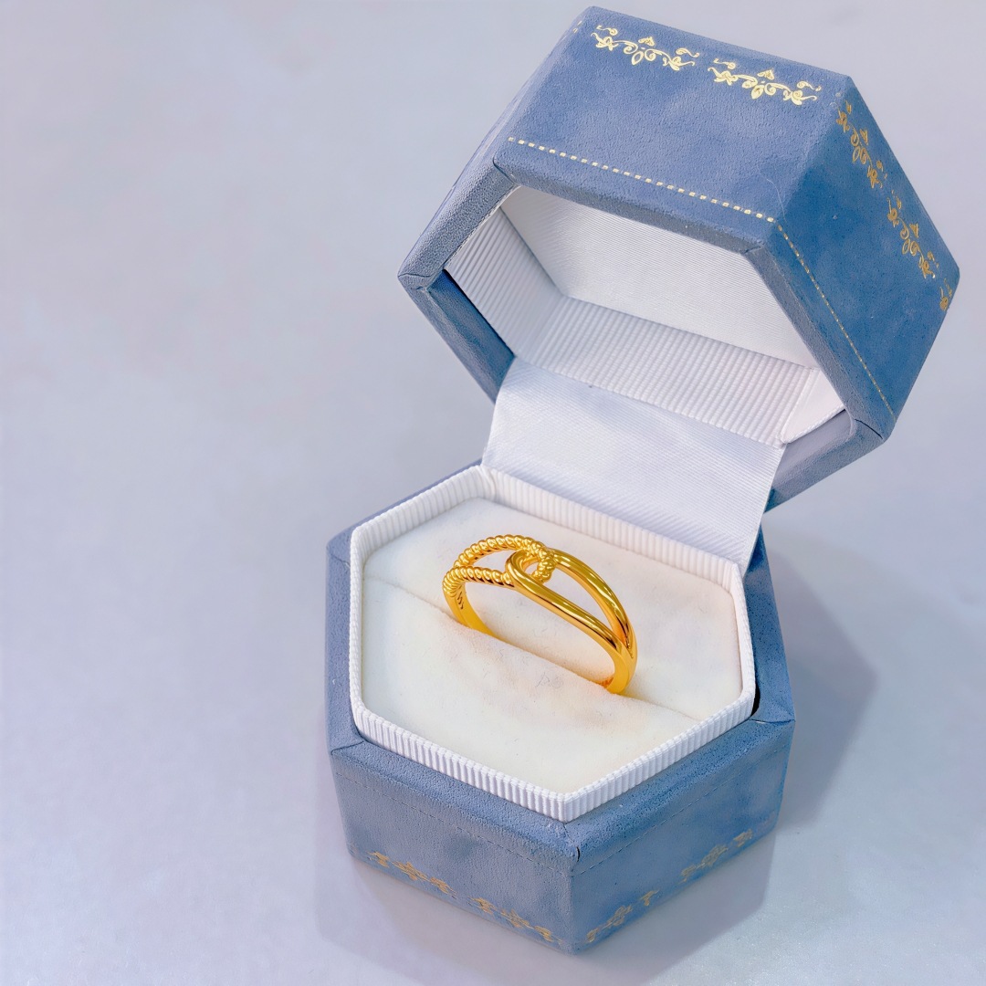 Ring with pigtail