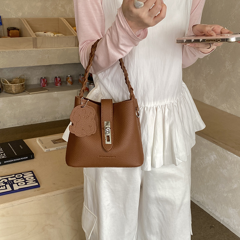 La sensación cotidiana de la versión coreana de la moda nicho bolso mujer 2026 nuevo mochila de hombro de un solo cubo de viaje bolsa temperamento