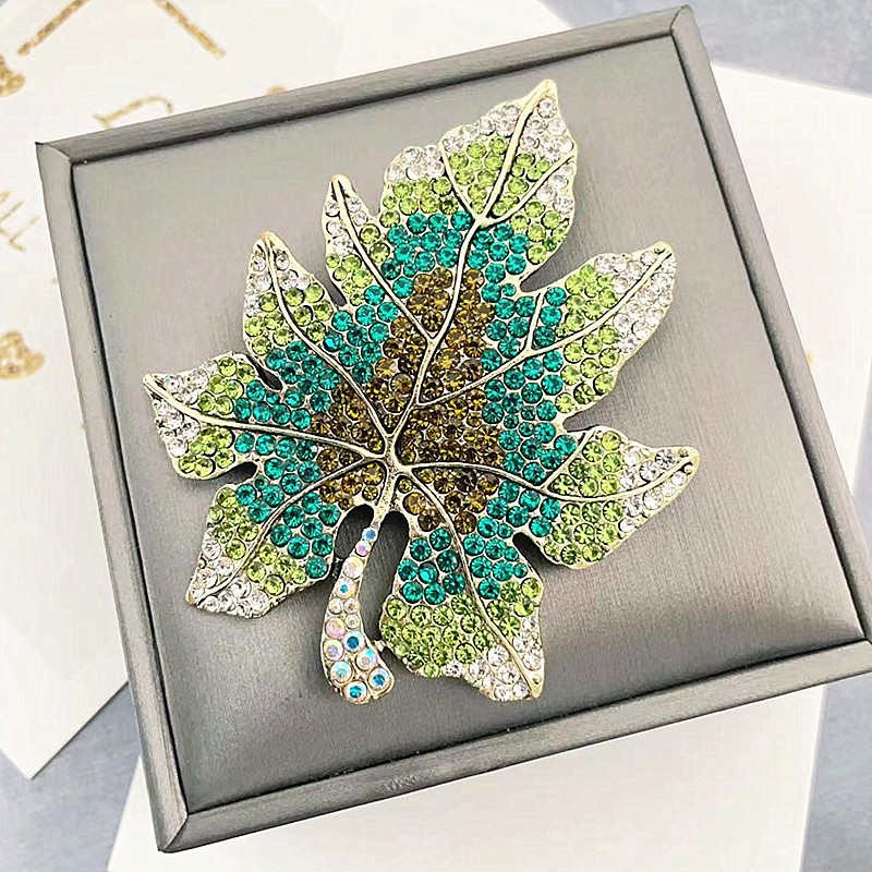 Spilla grande di lusso di alta gamma con diamanti incastonati, popolare in Europa e in America, accessorio da uomo per giacche da completo._voghion.com