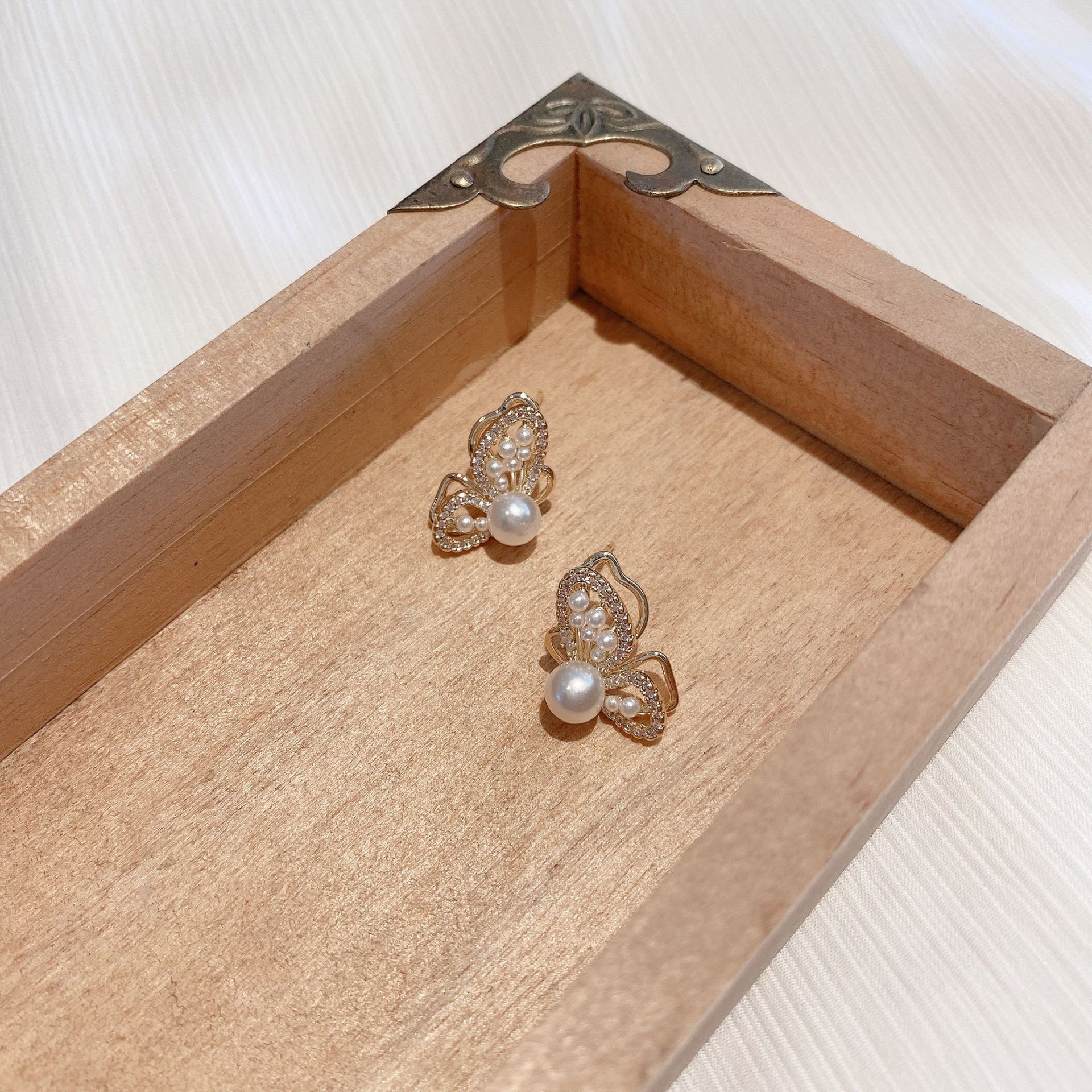 fashion hollow three-dimensional butterfly pearl earrings wholesale