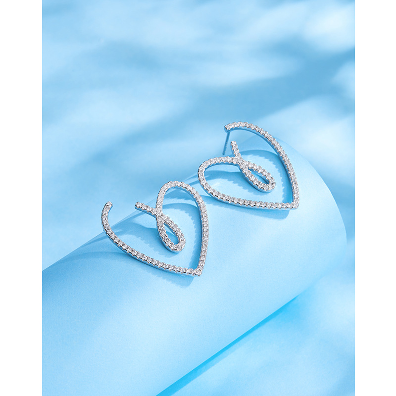 Lleno de diamantes pendientes encantadores para las mujeres 925 Luz de plata de lujo de alto grado temperamento nicho diseño pendientes en forma de corazón pendientes Nuevo