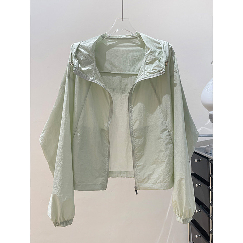 Popular women's thin, breathable hooded trench coat, new summer 2026 style, loose fit, versatile color-blocked short sun protection jacket.
