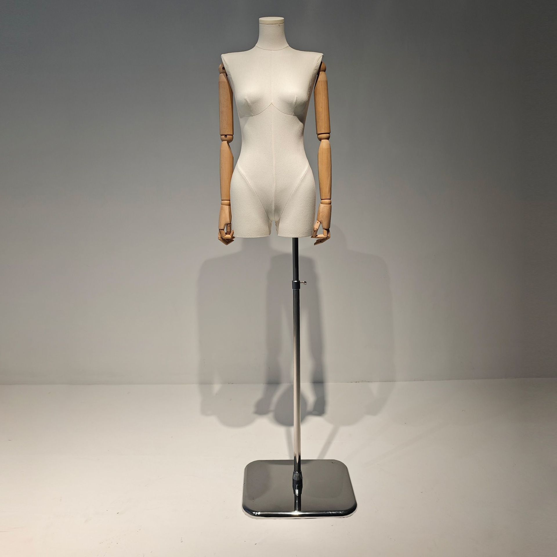 Un hombro plano con piernas divididas, cuerpo completo de tela, estante de exhibición de cuerpo humano, escaparate de tienda de ropa de mujer, exhibición de modelo de plataforma