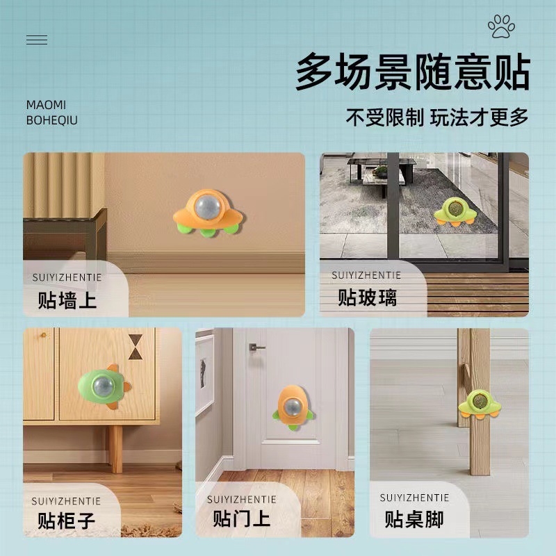 猫のおもちゃの回転猫のミントのボールを舐めます。