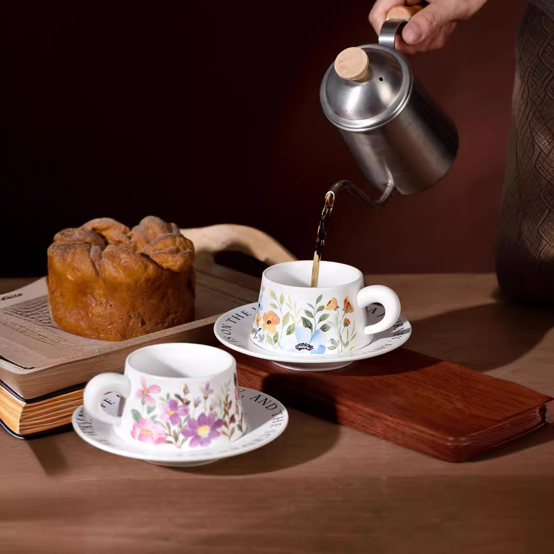 Luz lujosa francesa romántica pequeña flor de cerámica taza de café plato casual té de la tarde café nuevo conjunto de tazas de agua de porcelana hueso