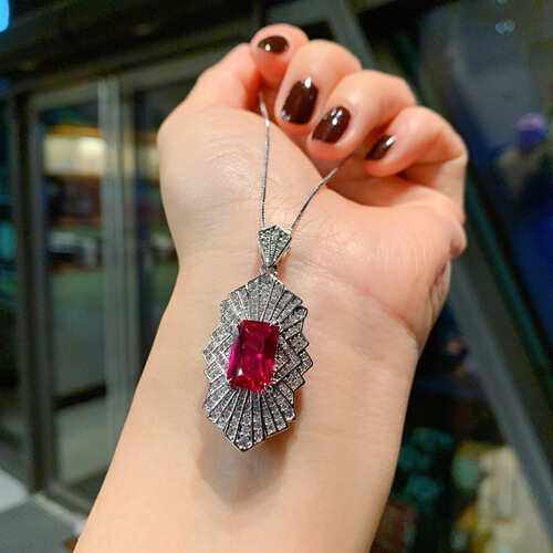 Zhuang Shengsheng Jewelry: Creative Collection of Simulated Pigeon's Blood Ruby Ring, Necklace, and Accessories Set—Featuring Full Diamonds & a Luxurious 8x12 Main Stone