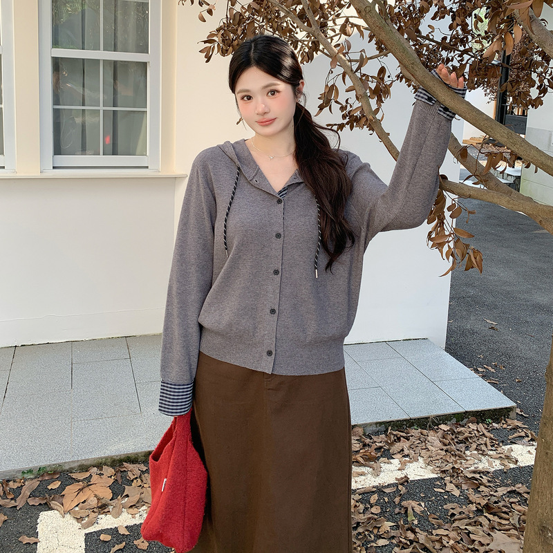 Korean-style 2026 autumn new collection: niche plaid-sleeve knit cardigan, plus-size hooded sweater, outerwear top 345419 Korean-style 2026 autumn new collection: niche plaid-sleeve knit cardigan, plus-size hooded sweater, outerwear top 345419
