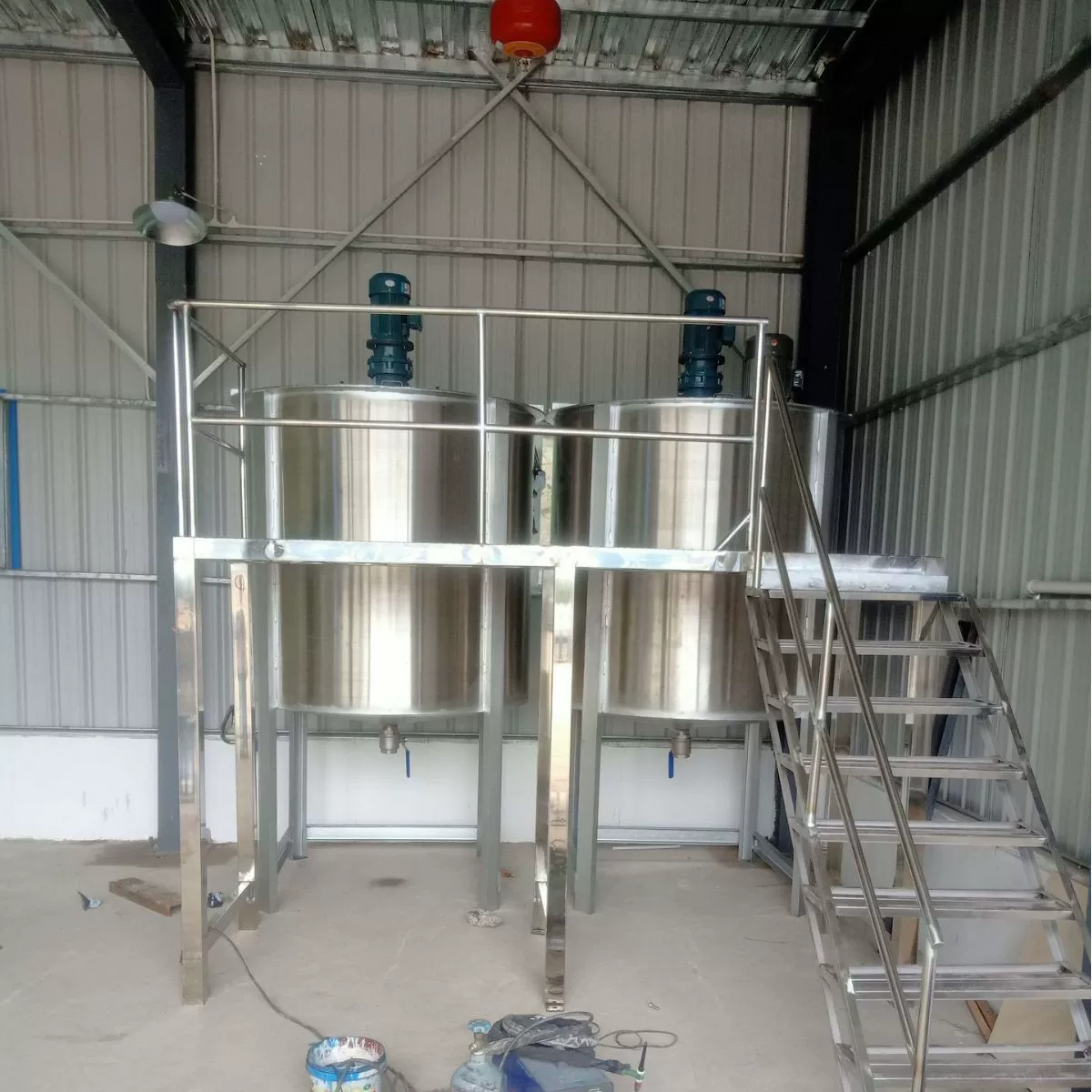 Прямые поставки с завода: 5-тонный резервуар для смешивания жидкостей из нержавеющей стали, высокоскоростной гомогенизирующий эмульгирующий резервуар, смеситель для стирального порошка.