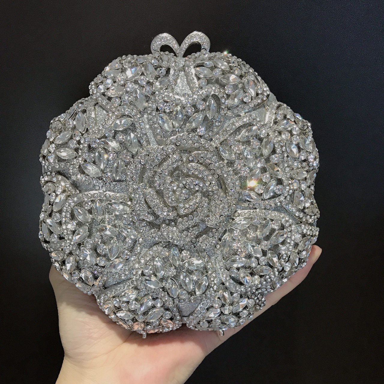 Fuente transfronteriza bolsas de diamantes para banquete flores redondas llenas de diamantes bolsas de regalo de banquete europeas y americanas bolsas de diamantes de mano de plata