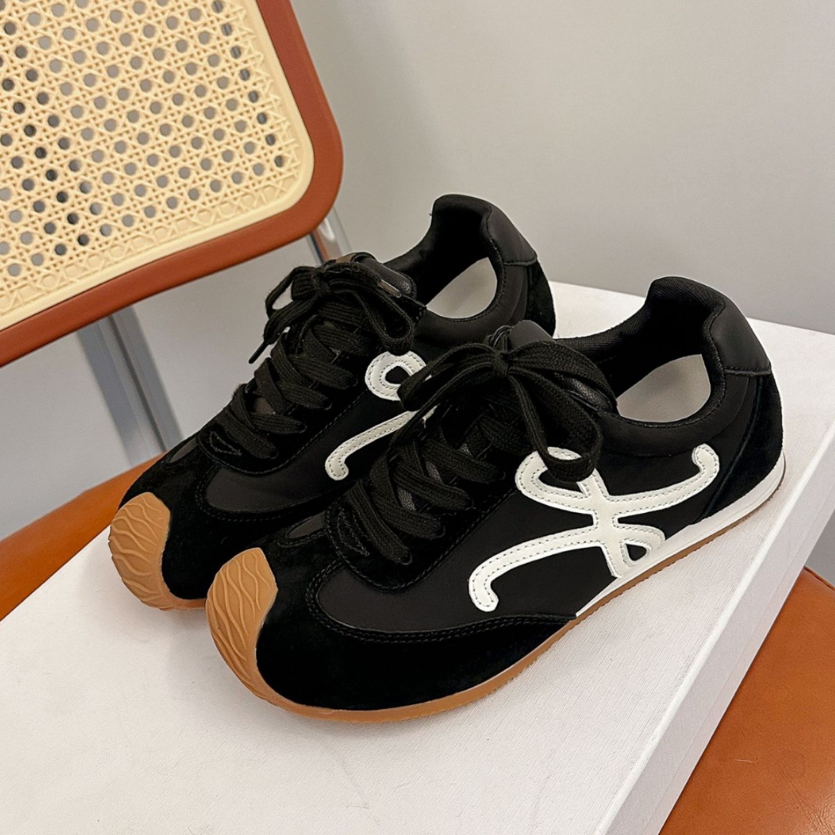 Su Yinyin tiene la misma cabeza torcida y linda ~ Zapatos blancos deportivos de ocio con cordones retro