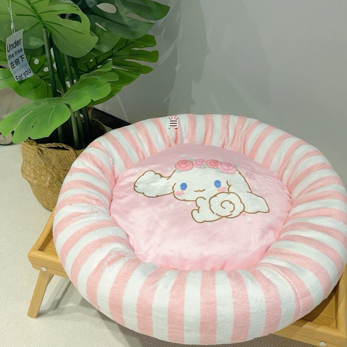 Мультяшное полосатое круглое гнездо удобно и мягко осенью и зимой