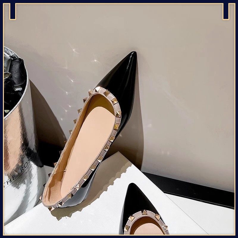 Nuevos zapatos de mujer de fondo plano europeo y americano remaches cómodos zapatos de trabajo de estilo coreano