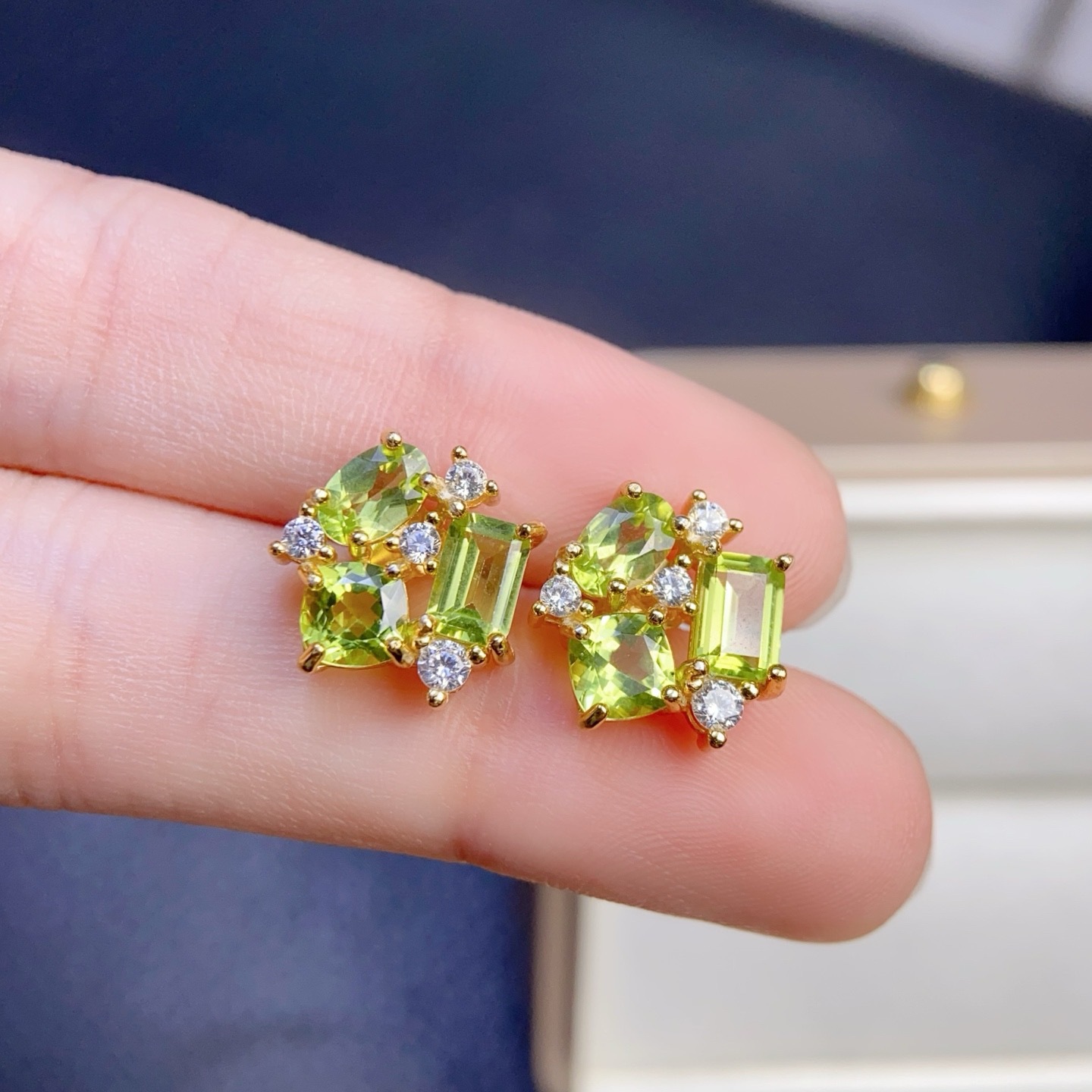 Natural peridot earrings, 925 silver plated, main stone size 4*6, 5mm. Natural, supports testing!