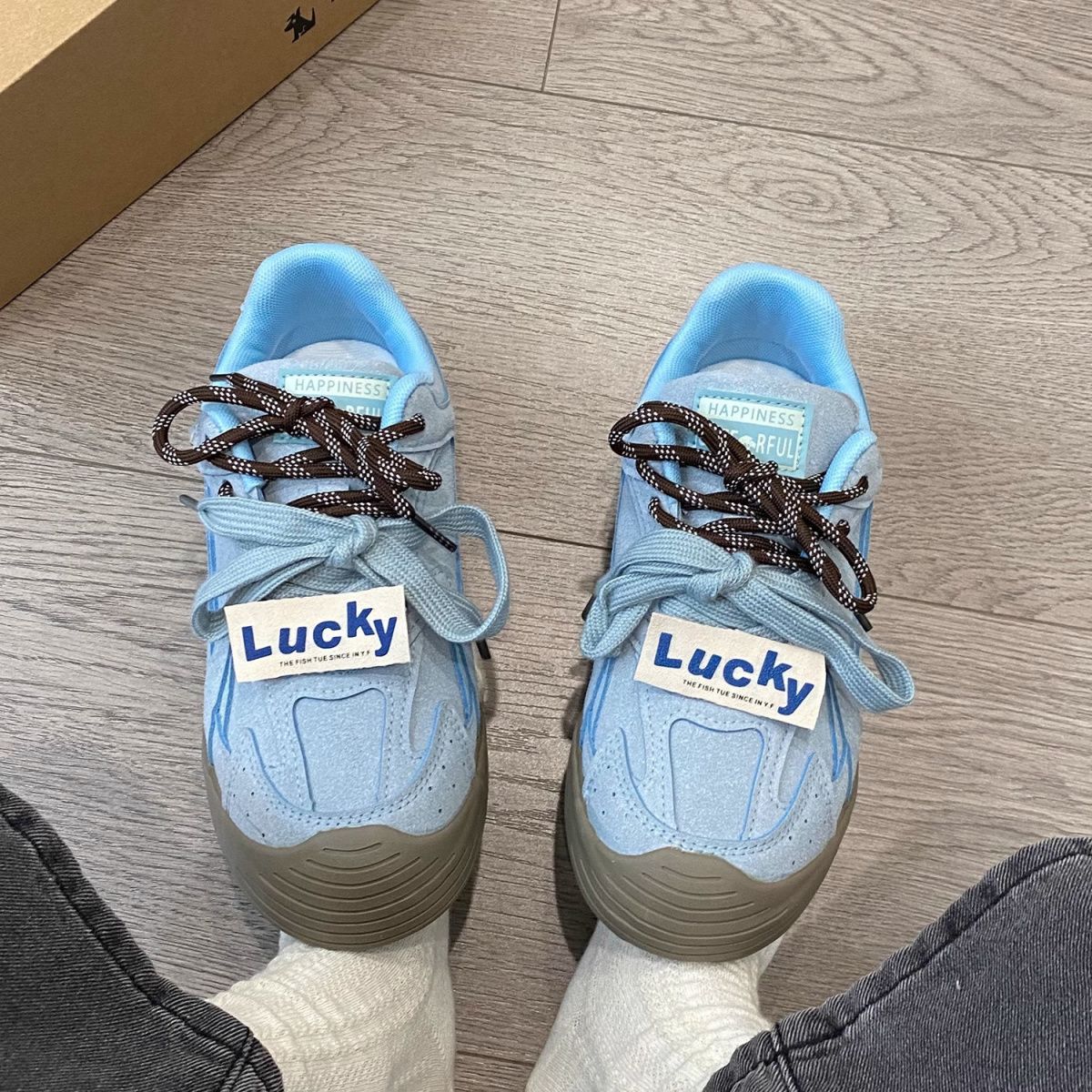 Pequeños zapatos blancos para mujeres 2024 nuevos zapatos de entrenamiento de cabeza redonda de estilo universal chic nicho diseño de zapatos de skate casuales para estudiantes