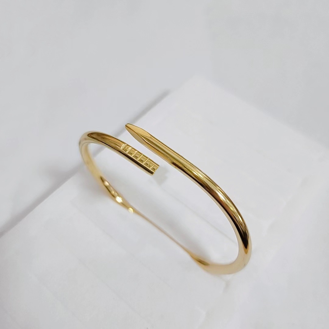 Venta caliente transfronteriza Kaga moda titanio acero clavo pulsera diamante de lujo ligero acero inoxidable todo fósforo pulsera no se desvanece