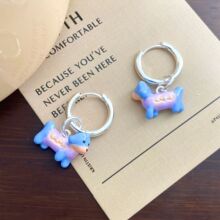 �ɰ����·�ɫ����С������ʱ�аٴ��������ƶ�������Ů����