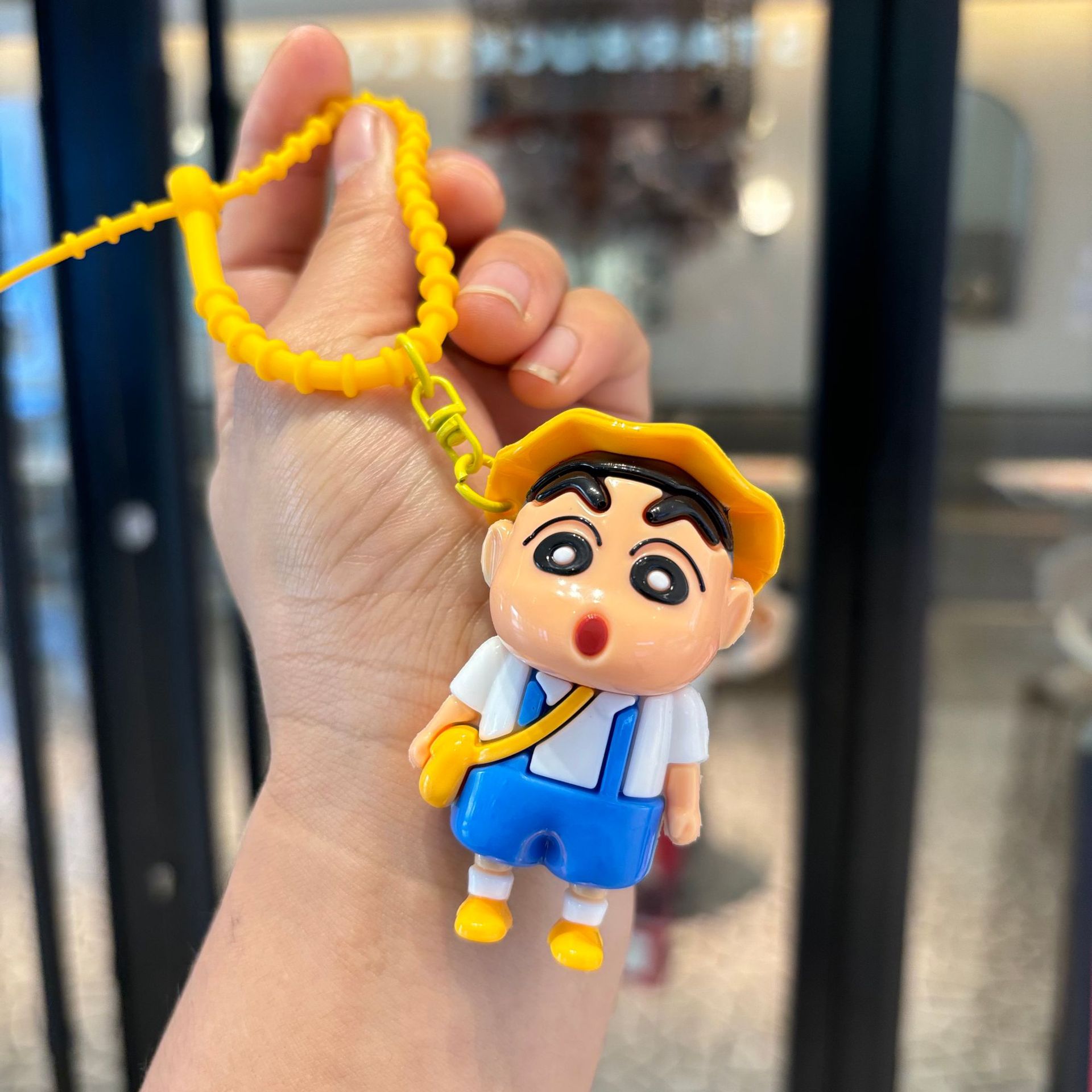 Crayon Shin-chan mestizo llavero colgante de muñeca hombres y mujeres lindo bolso de muñeca de dibujos animados colgante llavero al por mayor