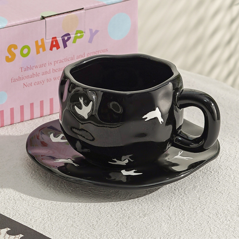 Hermoso conjunto de tazas de café y platos Regalos comerciales Irregulares tazas de desayuno transfronterizas de cerámica Pastoral pintada a mano esmaltada