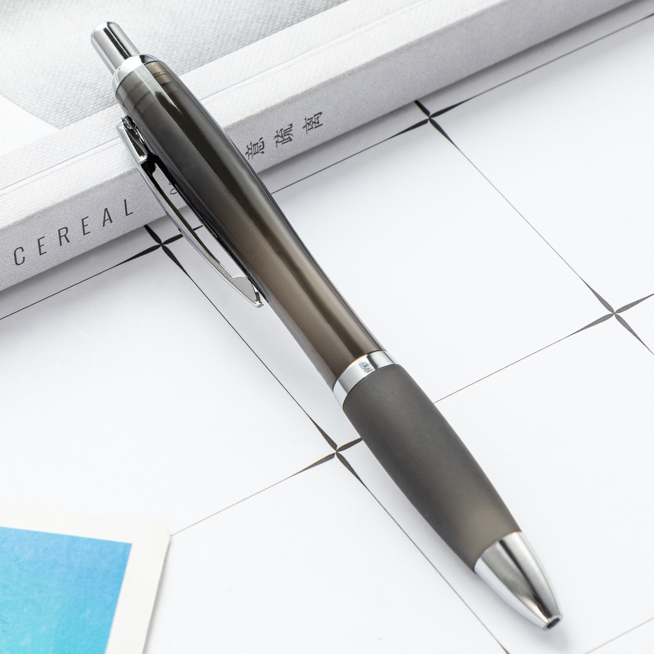 Bolígrafos de colores tipo calabaza, clic suave, imprimibles con logo, ideales para publicidad.