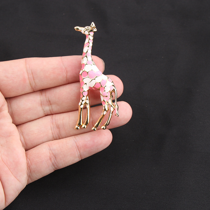 European and American Hot-Selling Giraffe Brooch, Fashionable and Versatile Animal Brooch, Diamond-Encrusted Enamel Pin Accessories, Ready for Sale