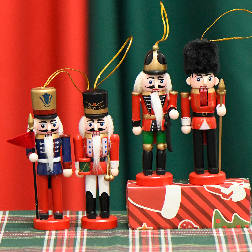 Tráfico fronterizo de madera cascanueces soldados adornos 13cm conjunto de cuatro colgantes de árbol de Navidad marionetas hogares colgantes rey