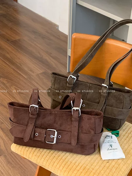 Large-capacity autumn and winter handbag for women, 2026 new style, simple suede tote bag with belt buckle, shoulder bag