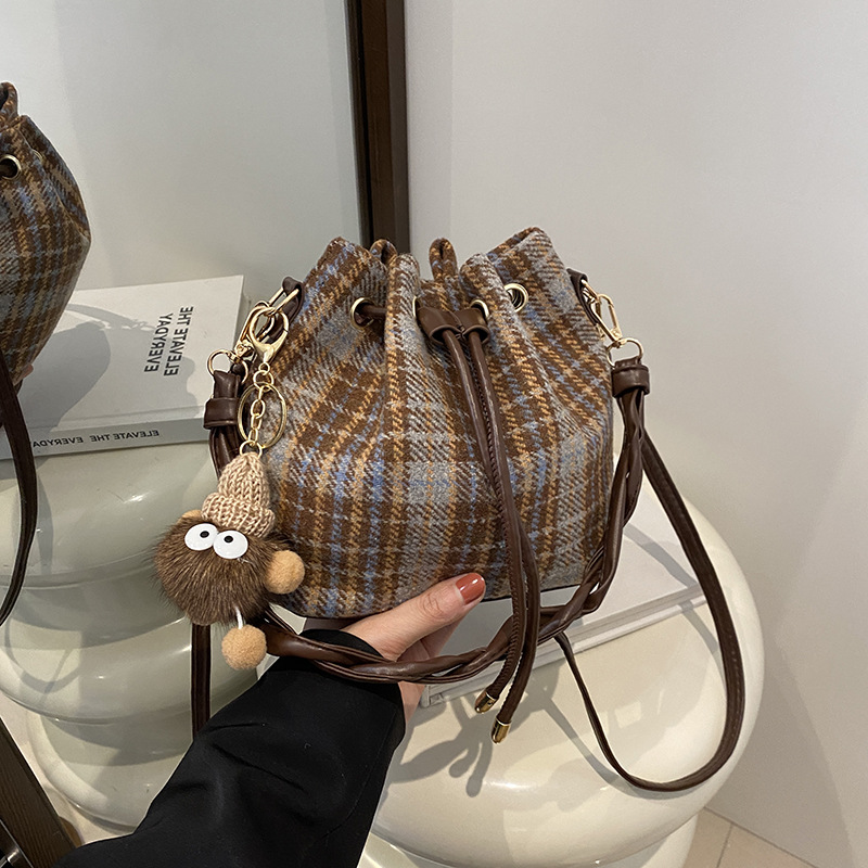 Bolso retrógrado de cuerda de pulsación de invierno 2024 nuevo estilo versátil en un solo hombro bolso de hombro coreano bolso de cubo para mujeres