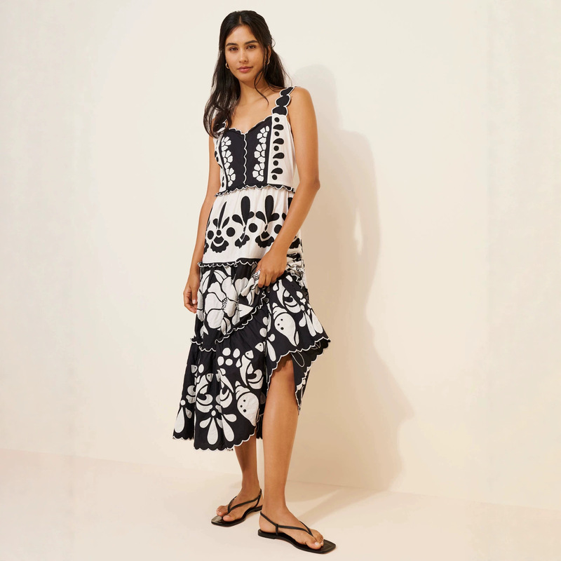 European and American cross-border best-selling black and white floral print camisole dress with wavy lace and layered hem, a mid-length vacation dress European and American cross-border best-selling black and white floral print camisole dress with wavy lace and layered hem, a mid-length vacation dress