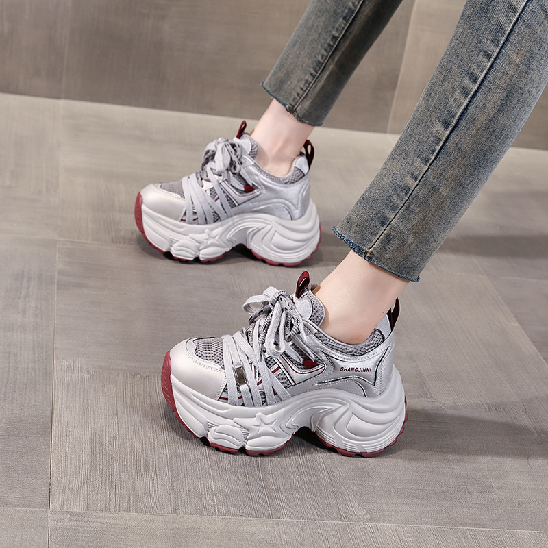 Giày sneaker nữ đế dày lưới nhẹ nâng chiều cao 9 cm — xám đỏ