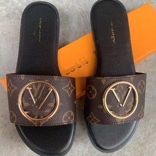 sandals�¿�V������Ь�Ŀ羳���u���ޚW���r��һ����ЬŮ�⴩