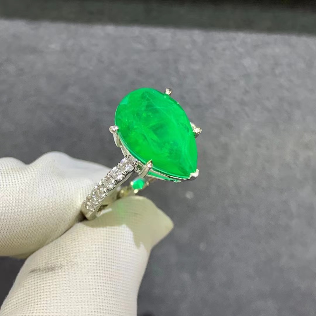 Anillo femenino de corte esmeralda en forma de gota de 6 quilates plateado anillo femenino Esmeralda sintética con incrustaciones de platino grueso de cinco capas