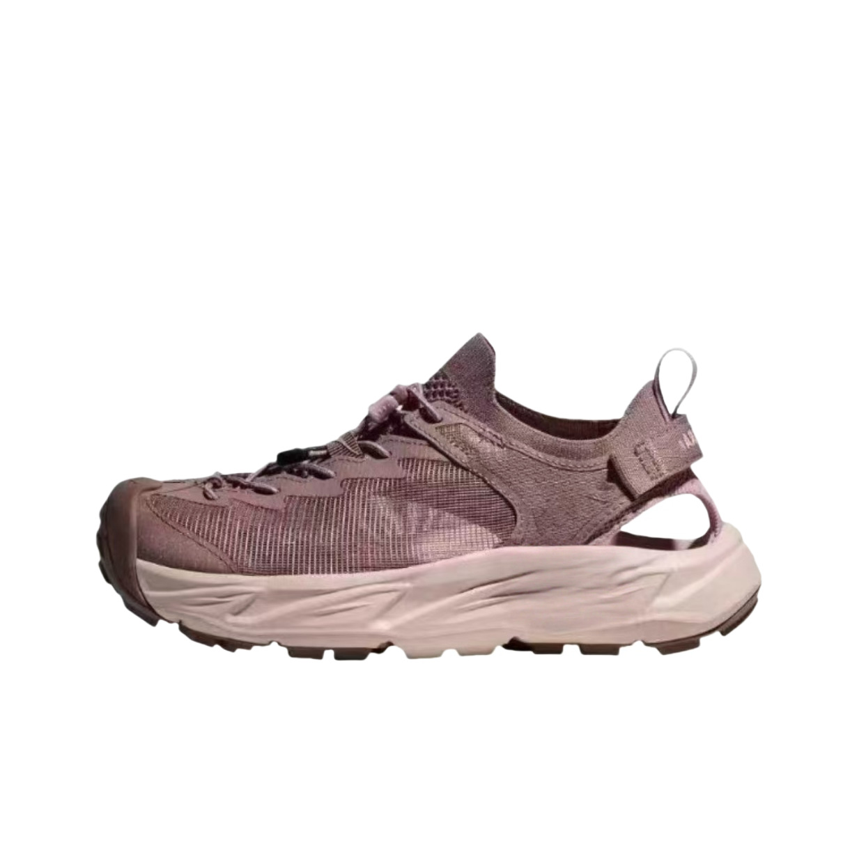李現は同じタイプのHOKA Hopara 2で、男女の春と夏のホパラ2キャンプをしています。