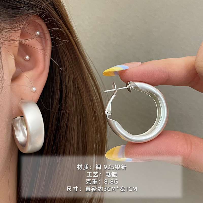 2025 nuevo estilo verano de moda anillo plateado círculo negro círculo fino temperamento europeo y americano aretes dorados de todo fósforo