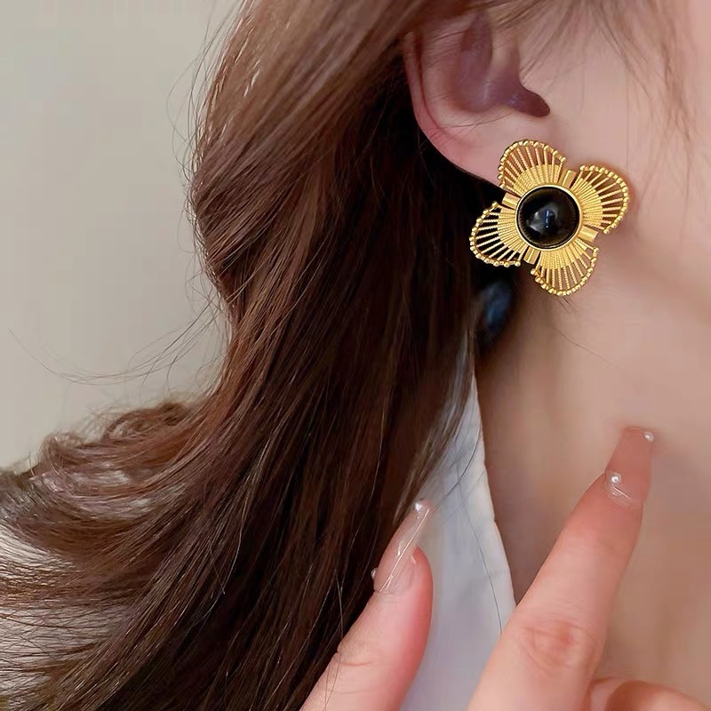 Small design retro ear clips
