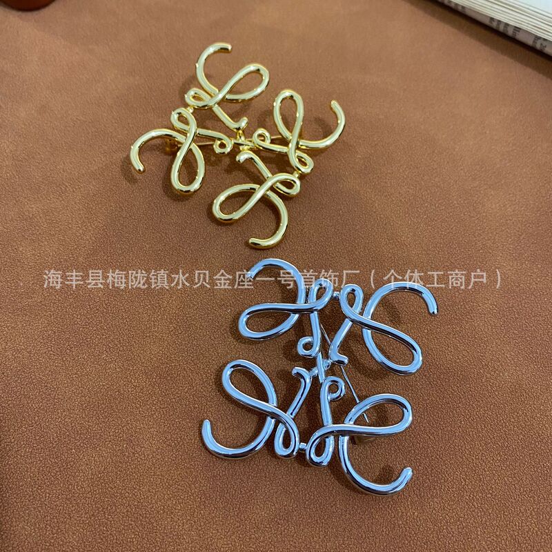 Seiko high version Lowe's logo brooch light gold hollow Ruyi knot accessories simple Joker factory direct sales