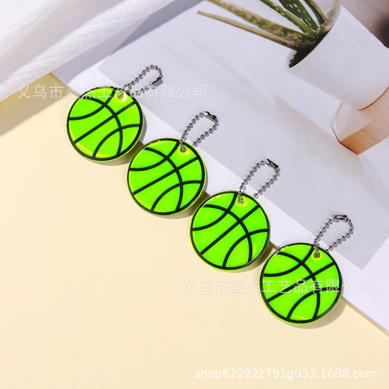 Colgante de baloncesto verde noche mochila reflectante decoración segura montar llavero de luz nocturna