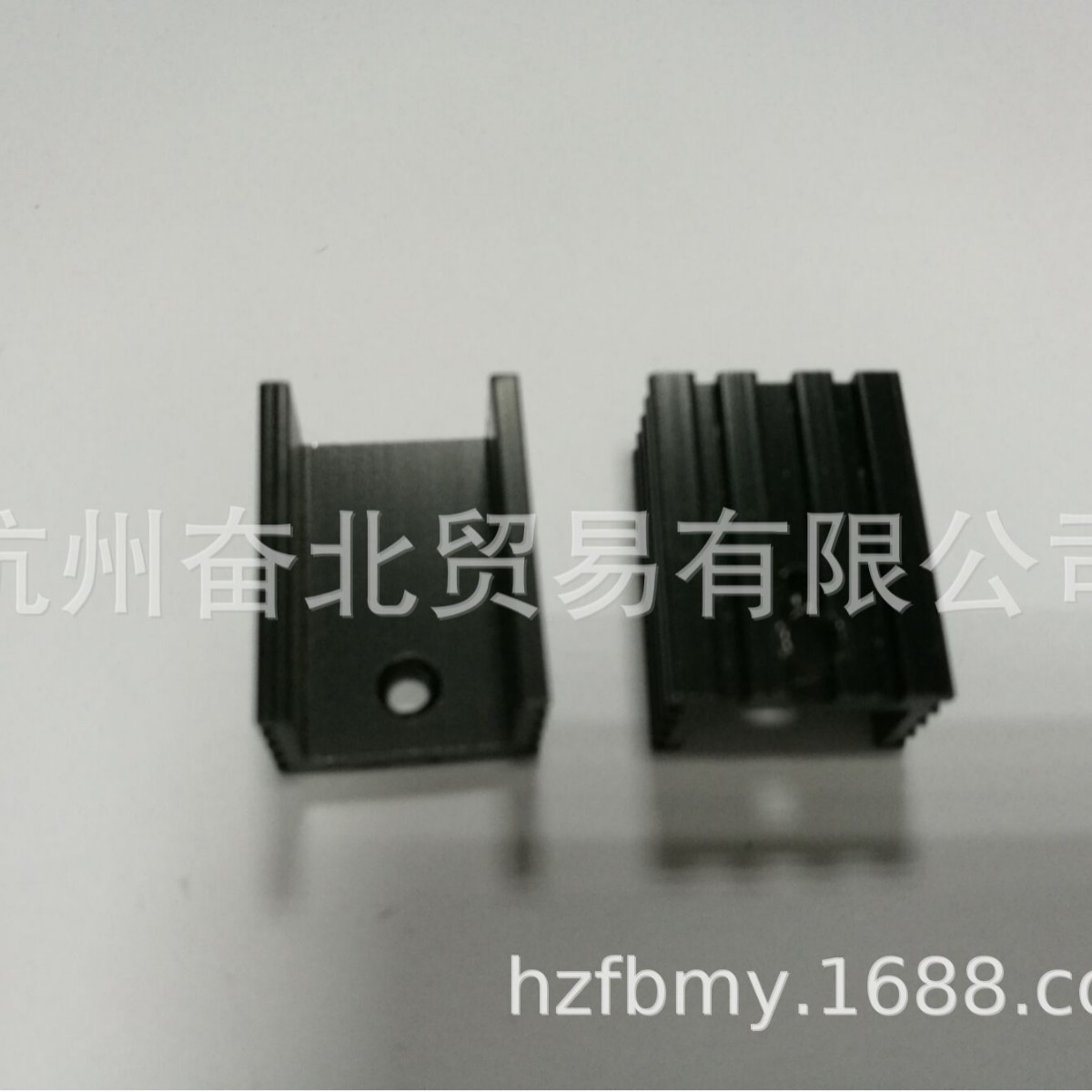 YK20黑色铝散热器无针 不带针 15*10*20MM TO-220三极管散热片U型